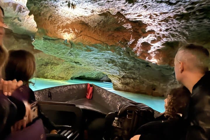 Aventura en las Cuevas de San José a lo largo del río subterráneo de Valencia