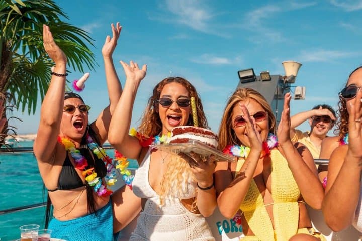 Tour in barca di un giorno da Ibiza a Formentera e festa al tramonto — foto 4