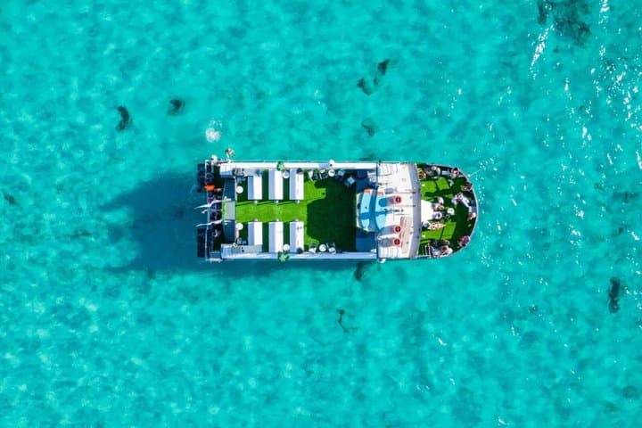 Tour in barca di un giorno da Ibiza a Formentera e festa al tramonto — foto 5