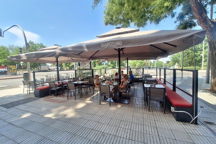 Spanische Weinprobe mit Blick auf den Parque del Oeste, Madrid — Foto 4