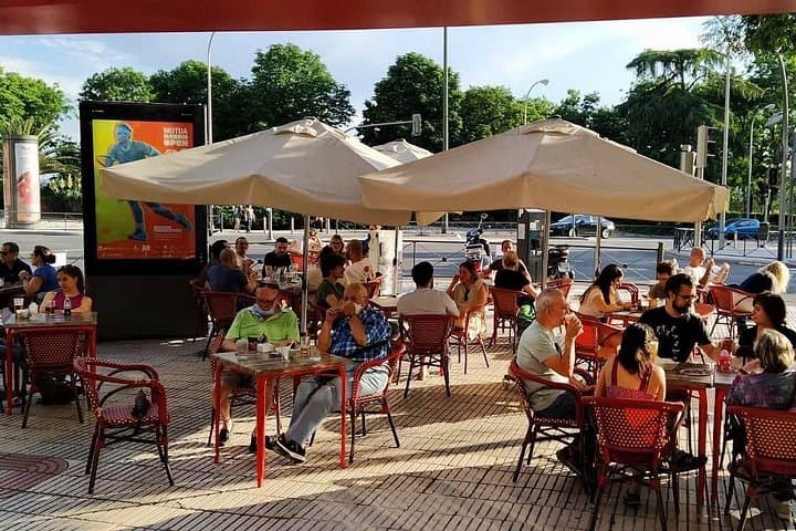 Spanische Weinprobe mit Blick auf den Parque del Oeste, Madrid — Foto 2