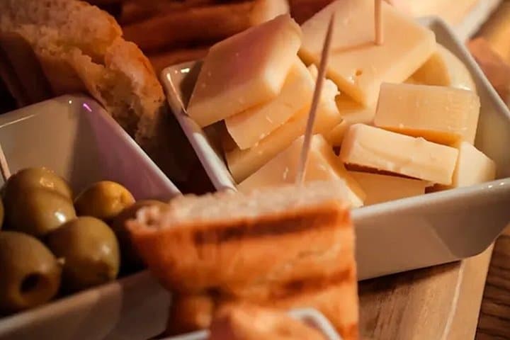 Degustazione guidata di vini regionali a Torino vicino al Museo Egizio — foto 4