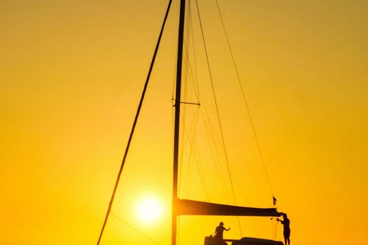 Catamarano al tramonto a Marsiglia in Friuli