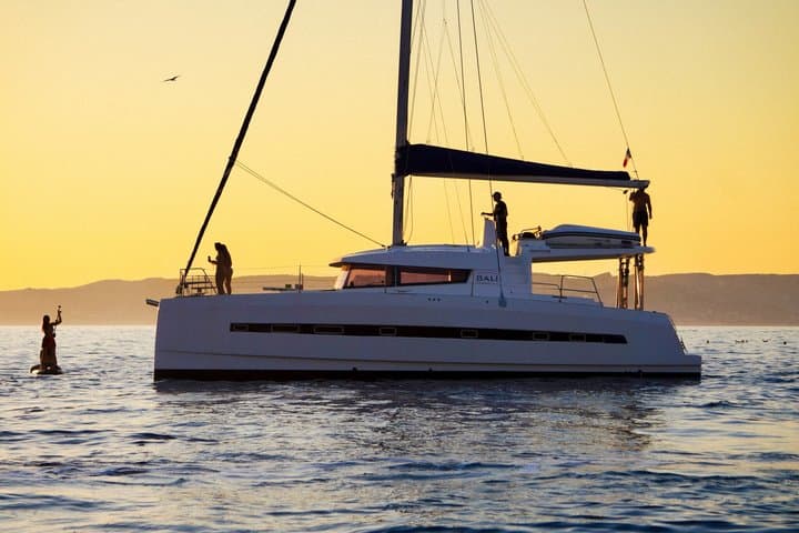 Catamarano al tramonto a Marsiglia in Friuli — foto 3