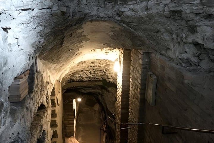 Roma: Tour in Gruppo Ridotto delle Catacombe Sotterranee e Colosseo — foto 2