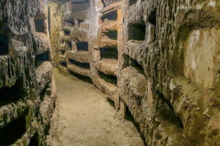Roma: Tour in Gruppo Ridotto delle Catacombe Sotterranee e Colosseo
