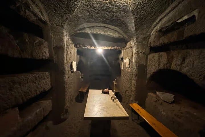 Roma: Tour in Gruppo Ridotto delle Catacombe Sotterranee e Colosseo — foto 4