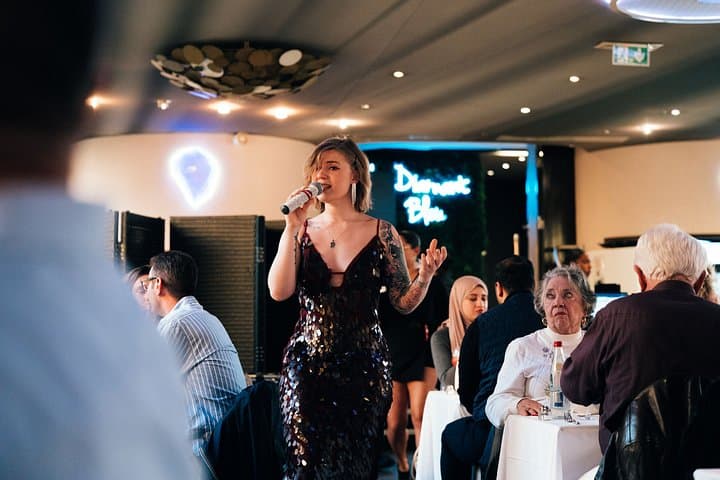 Dîner gastronomique en croisière sur la Seine avec chanteur et DJ