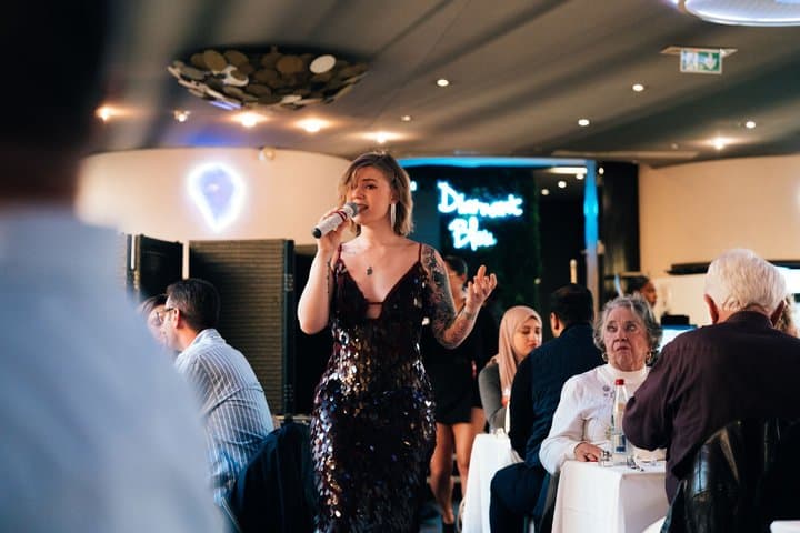 Crucero Gourmet por la Cena en el Río Sena con Cantante y DJ — foto 1