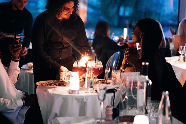 Crucero Gourmet por la Cena en el Río Sena con Cantante y DJ — foto 3