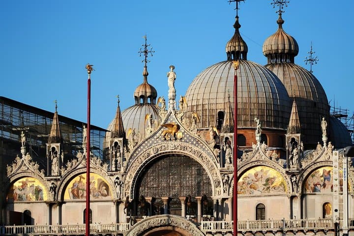 Visita Guiada a la Basílica de San Marcos con Terraza y Museo