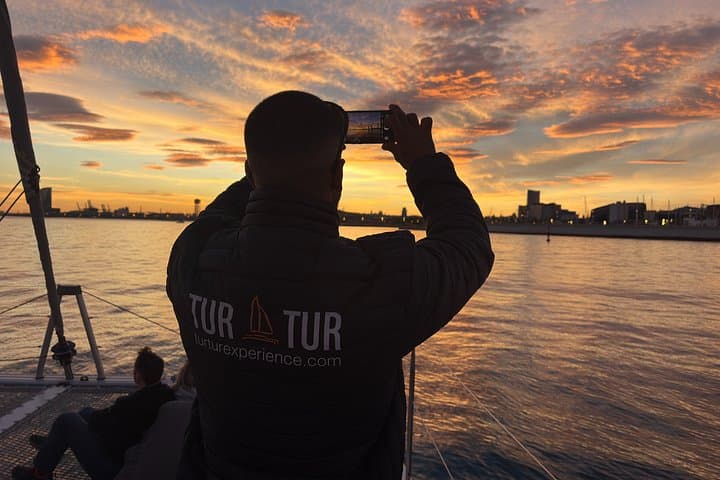 Barcelona: Sonnenuntergangssegeln mit Musik und Getränken — Foto 3