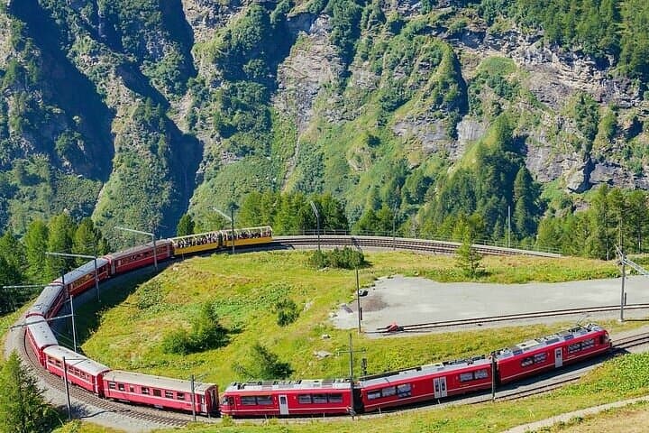 Circuit Scénique en Train Bernina UNESCO dans les Alpes Suisses — photo 2