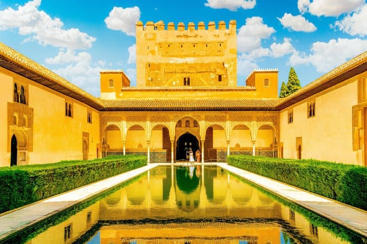 Tour Privado Guiado por la Alhambra de Granada y los Palacios Nazaríes