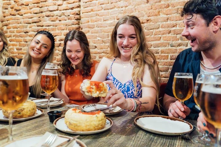 Madrid: Kleingruppen-Foodtour mit lokalen Tapas & spanischem Wein