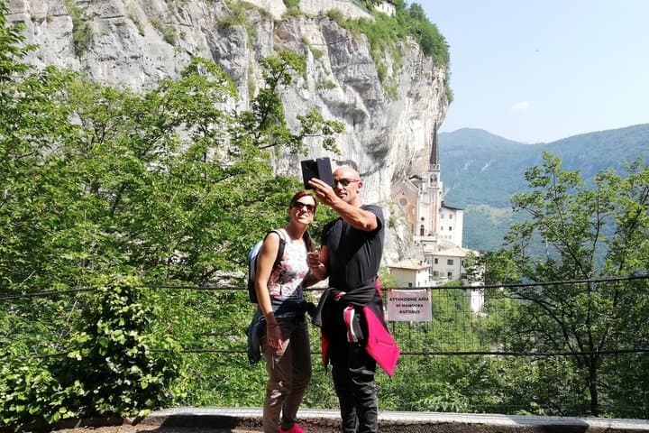 De Vérone : Excursion à la Madonna Della Corona, Lazise et Sirmione — photo 2