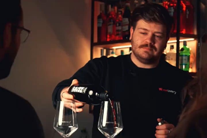 Degustazione guidata di vini regionali a Torino vicino al Museo Egizio