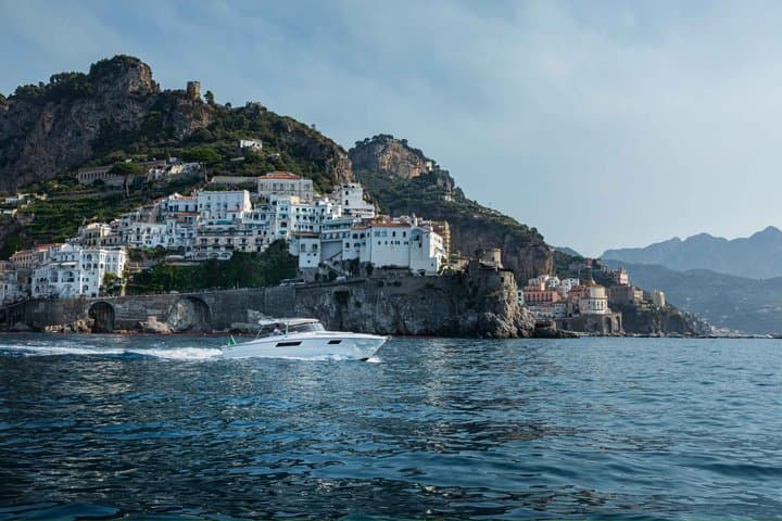 Actividad Acuática Compartida en Barco de un Día Completo en Capri