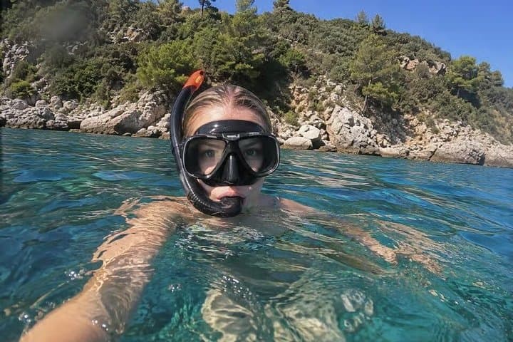 Aventura de Snorkel en Barco: Cueva de Nice-Mala en la bahía de Villefranche
