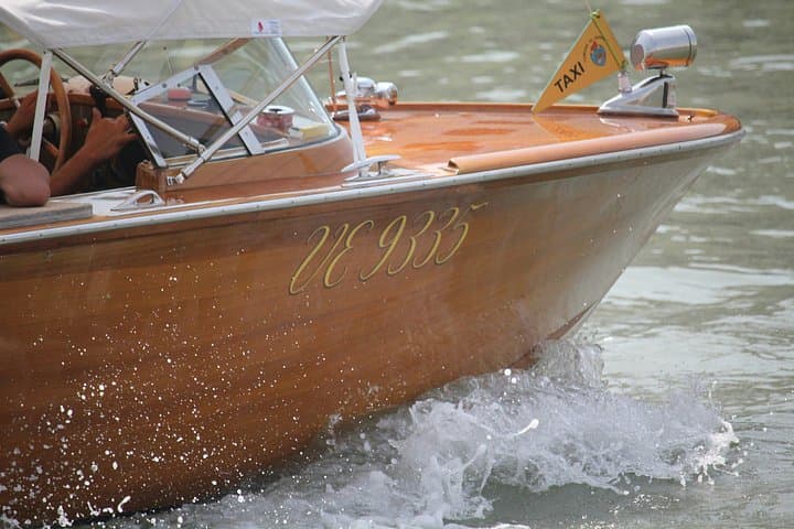Esperienza nella Fabbrica di Vetro di Murano: Giro in Barca e Dimostrazione dal Vivo