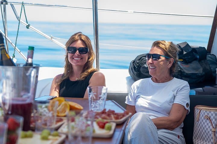 Benalmadena Katamaran: Delfine, Tapas und Badestop 2 Stunden 30 Minuten