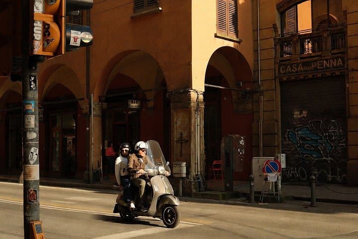 Vespa-Tour zur Entdeckung der Colli Bolognesi mit Mittagessen — Foto 2