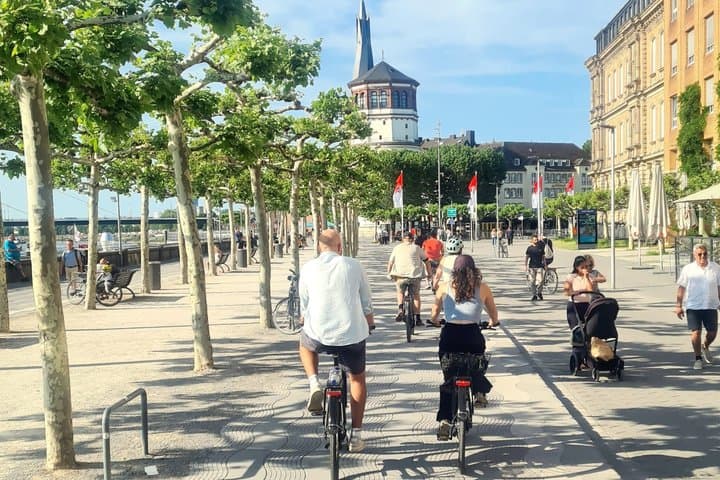 Geführte, 3-stündige Radtour zu den Highlights von Düsseldorf — Foto 2