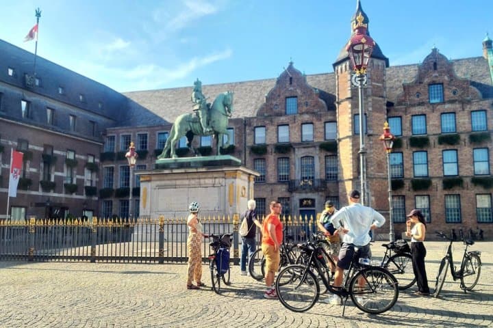 Geführte, 3-stündige Radtour zu den Highlights von Düsseldorf — Foto 1