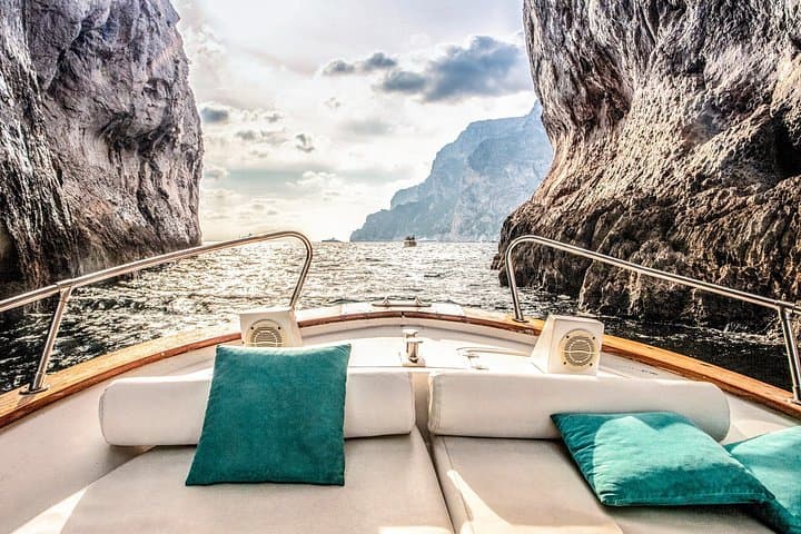 Tour en barco por la isla de Capri con snorkel, bebidas y tiempo libre