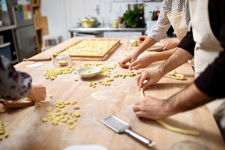Préparez des Strozzapreti et du Tiramisù dans une Cuisine à Bologne