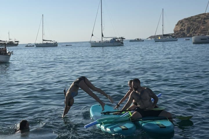 Tour en barco por Ibiza con snorkel y paddle surf
