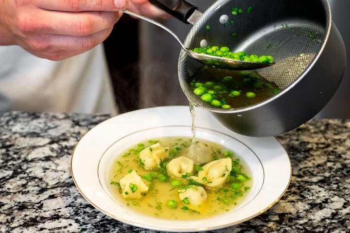 Haz Tortellini en Brodo en Bolonia: Comida de 4 Platos