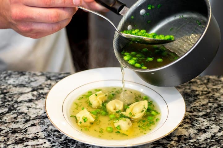 Préparez des Tortellini en Brodo à Bologne - Repas en 4 Services