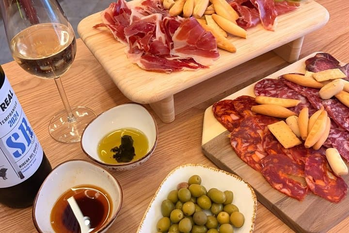 Verkostung lokaler Weine, Käsesorten & Wurstwaren