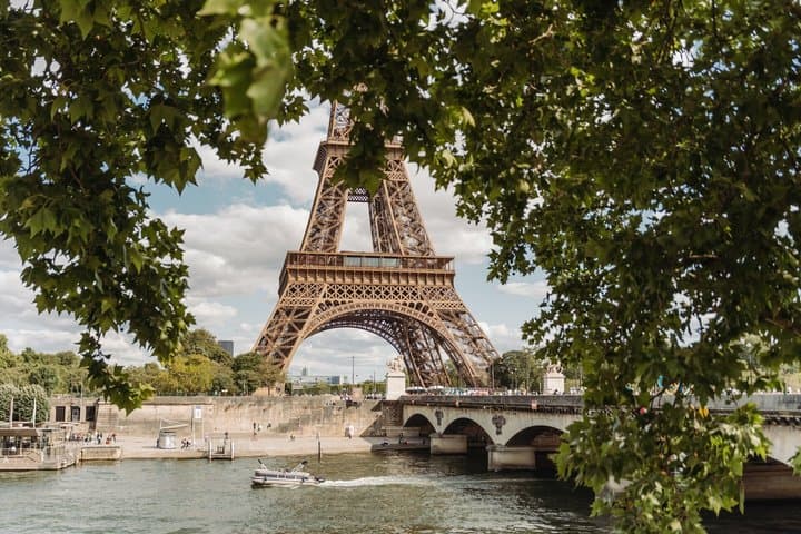 Paris Highlights Tour: Eiffelturm, Notre Dame & Louvre Eintritt — Foto 2