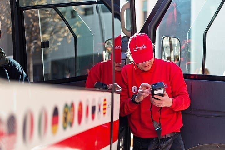 Granada Hop On Hop Off Touristenbahn Ticket mit Audioguide — Foto 3