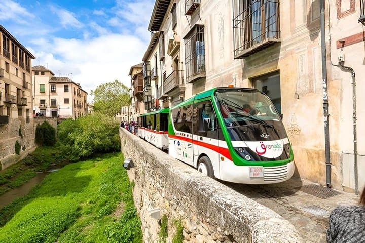 Granada Hop On Hop Off Touristenbahn Ticket mit Audioguide — Foto 5