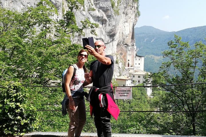 Tour de medio día al Santuario de Madonna Della Corona desde el Lago de Garda