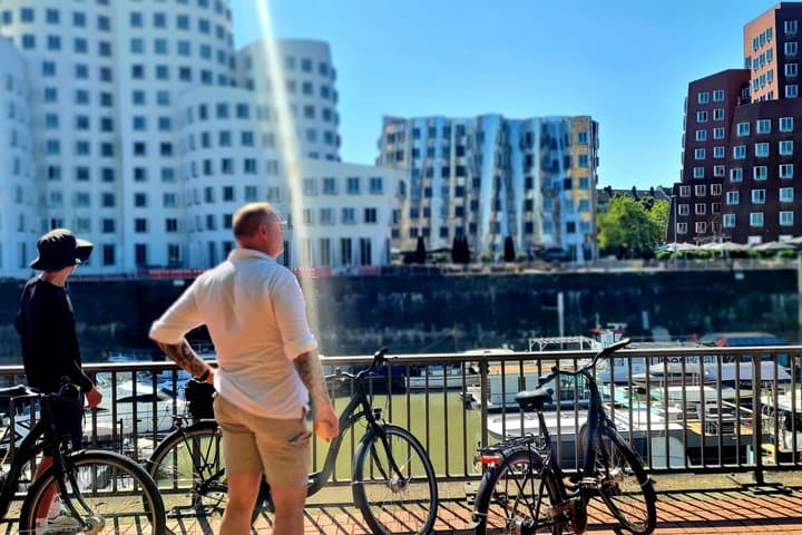 Geführte, 3-stündige Radtour zu den Highlights von Düsseldorf — Foto 4