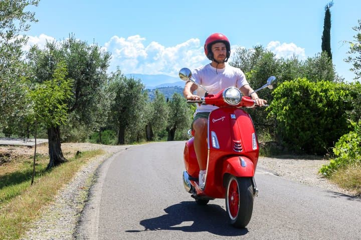 Tour in Vespa tra Chianti e Colline Toscane con Pranzo e Degustazione di Vini