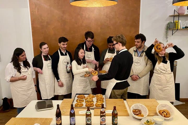 Atelier de Bretzels Bavarois et Dégustation de Bière à Munich