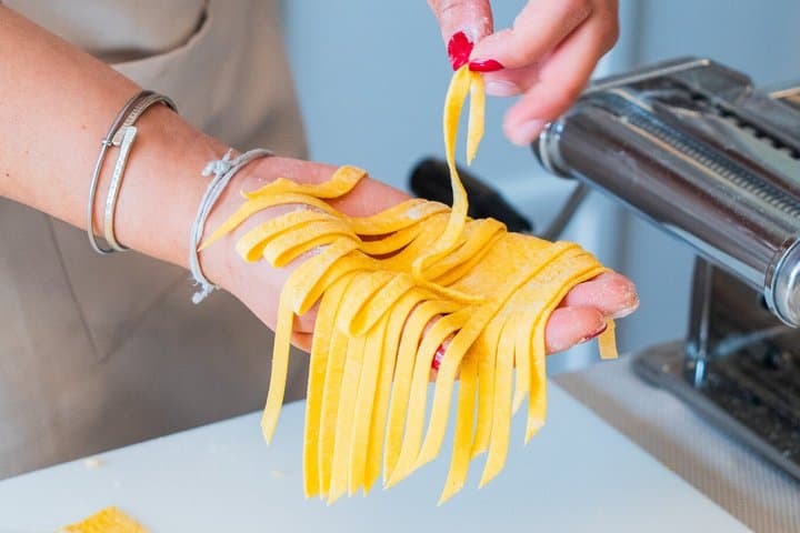Milano Ausgezeichneter Koch Pasta und Ikonisches Dessert Zubereiten — Foto 2