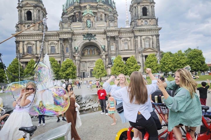 Tour privato di sightseeing in bici da festa e birra a Berlino — foto 3