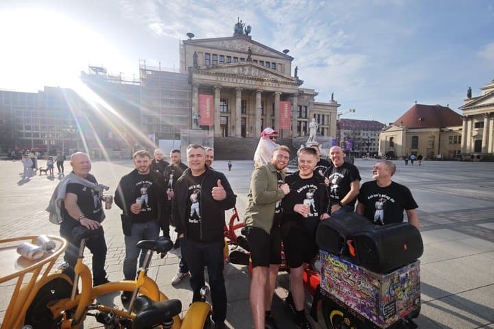 Tour privato di sightseeing in bici da festa e birra a Berlino — foto 4