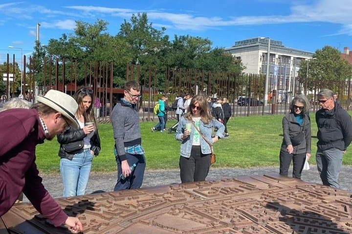 PRIVATE TOUR HINTER DER BERLINER MAUER UND KALTER KRIEG BERLIN — Foto 2