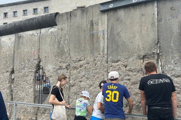 PRIVATE TOUR HINTER DER BERLINER MAUER UND KALTER KRIEG BERLIN