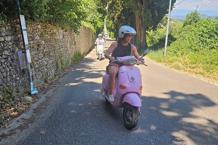 Visite en Vespa de la campagne toscane au départ de Florence avec dégustation de vin