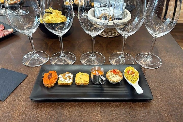 Degustazione di Vini Spagnoli a Málaga con 5 Vini e Tapas Gourmet — foto 3