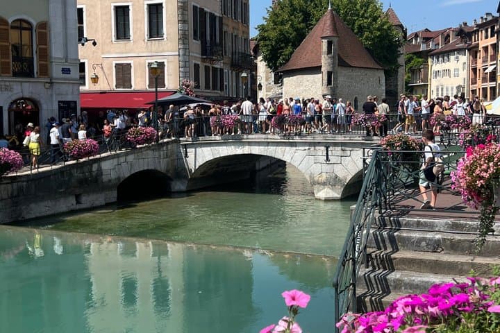 Tour a Pied nel Centro Storico di Annecy tra Canali e Lago