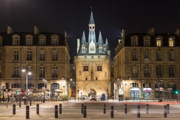 Bordeaux Nachtwanderung mit Straßenbahnfahrt — Foto 4